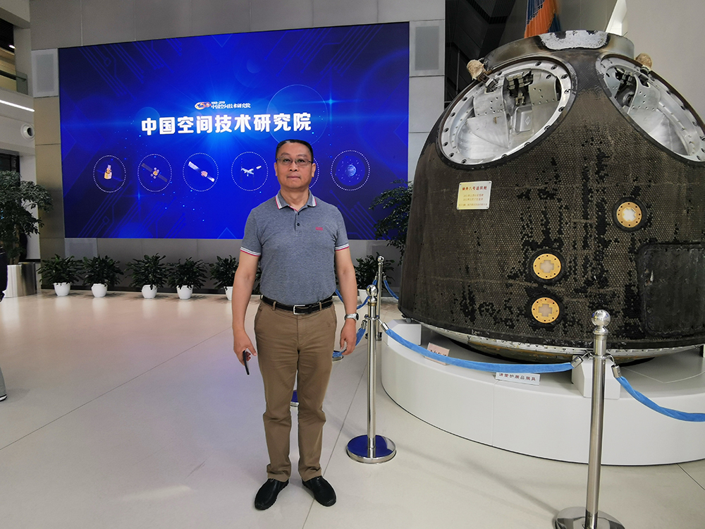 在中國空間技術研究院及錢學森實驗室，與神舟八號返回艙合影2.jpg